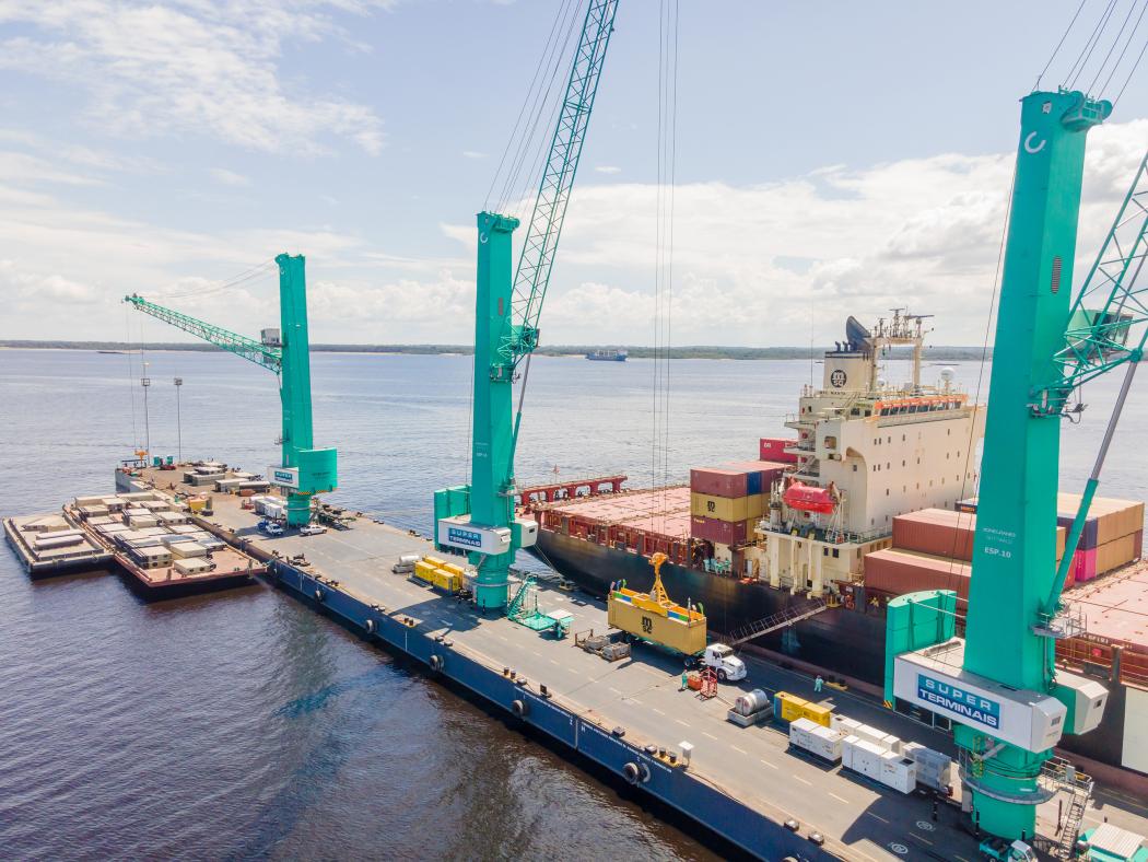 Im Hafen von Manaus kommen ESP.10-Hafenmobilkrane zum Einsatz, um Stückgut und Container effizient auf schwimmenden Piers umzuschlagen. (Foto: Konecanes)