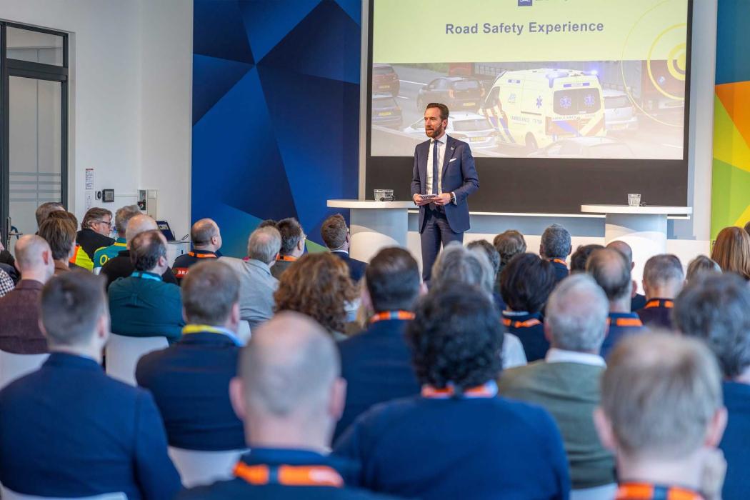 Das in Zusammenarbeit mit der niederländischen Regierung entwickelte „Emergency Vehicle Approaching“-System wurde auf der „Road Safety Experience“ in Amersfoort vorgestellt: soll durch Echtzeitwarnungen die Fahreraufmerksamkeit steigern und so die Notfallreaktionszeit verkürzen. (Foto: Kia) 