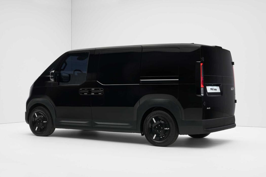 Der Kia PV5 Cargo L2H1 bietet 4,4 Kubikmeter Laderaum, eine Reichweite von bis zu 397 Kilometern und soll ab Ende 2025 an erste Flottenkunden ausgeliefert werden. (Foto: Kia)