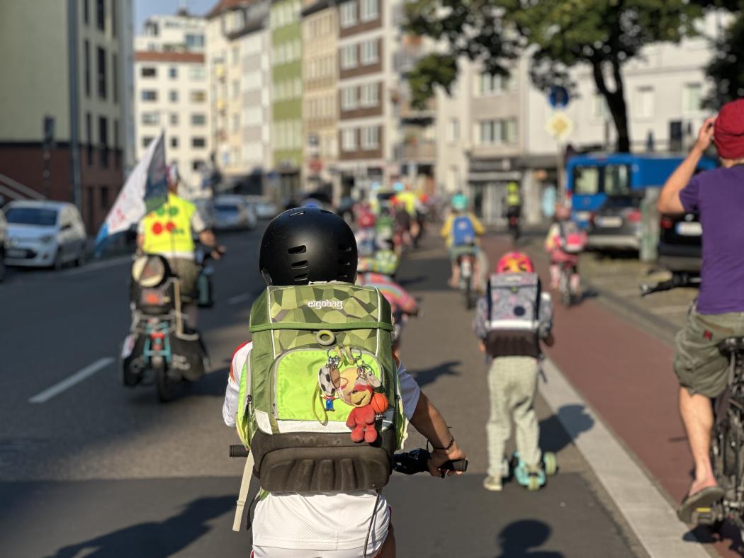 Wenn Kinder sicher radfahren, gilt das erst recht für Erwachsene: Ein Bündnis appelliert an die Politik, sichere Wege für Kinder zu schaffen. | Foto: Kidical Mass/Amrei Kemming