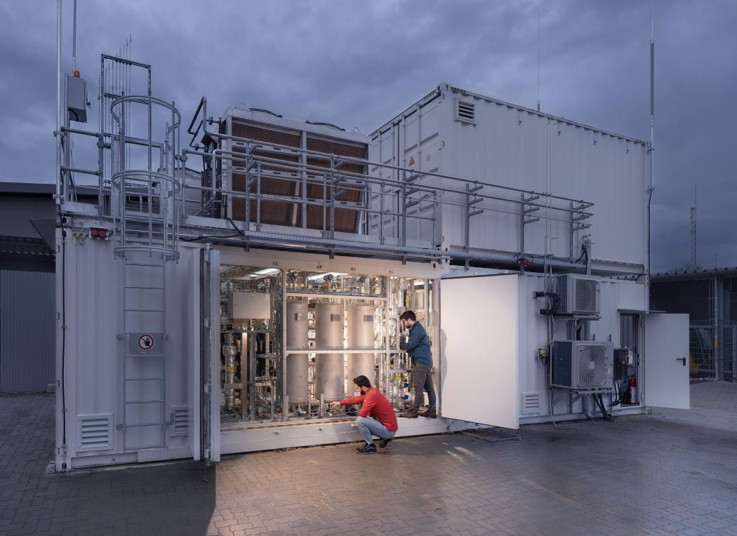 Die Icodos GmbH ist ein Climate-Tech-Startup mit Sitz in Mannheim, das aus einem KIT-Forschungsprojekt hervorgegangen ist. Entwickelt wurde eine vollintegrierte, vollautomatische und dynamisch betriebene E-Methanol-Anlage. (Foto: KIT)