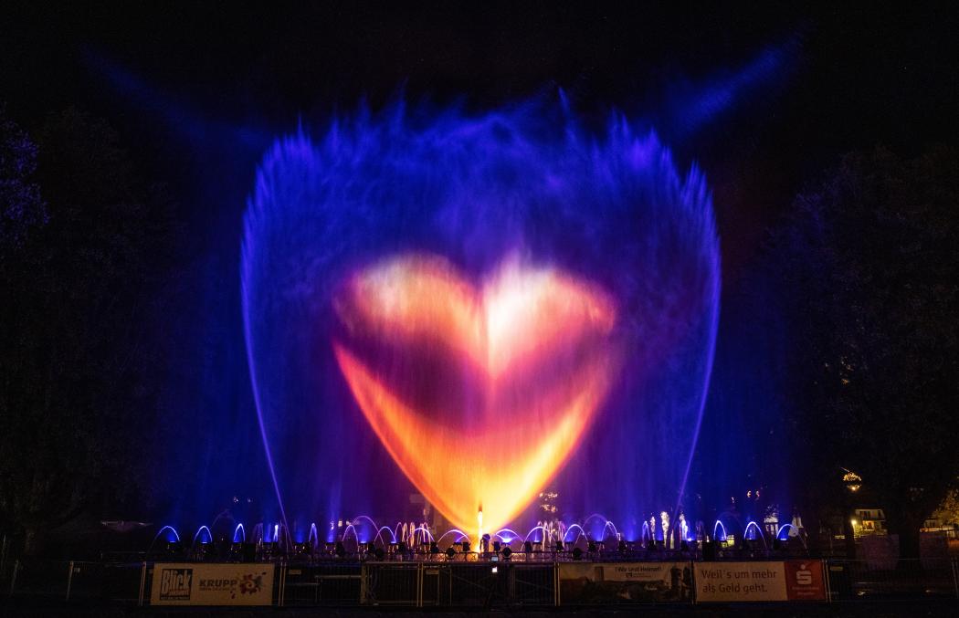 Musik, Licht, Wasser und Feuer verschmelzen bei der abendlichen Show im Kurpark zu einer choreografierten Gesamtinszenierung. | Foto: Dominik Ketz 