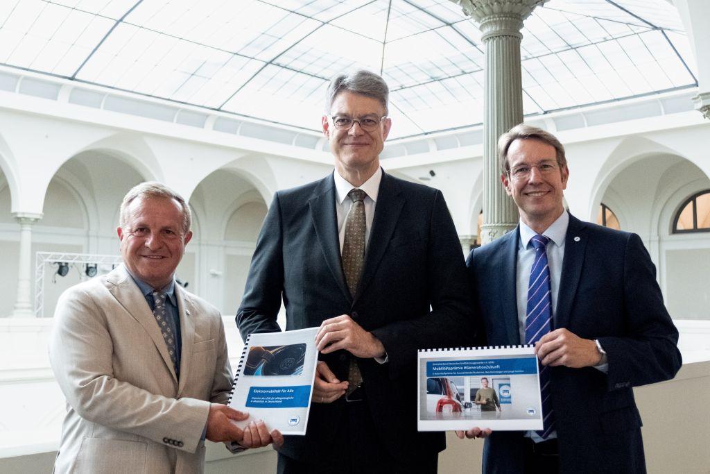 Richtung stimmt: Treffen von Thomas Peckruhn (ZDK,r.), Bundesverkehrsminister Patrick Schneider (m.) und Jürgen Hasler (ZDK) zum Klimaschutzplan des EKMI. | Foto: ZDK