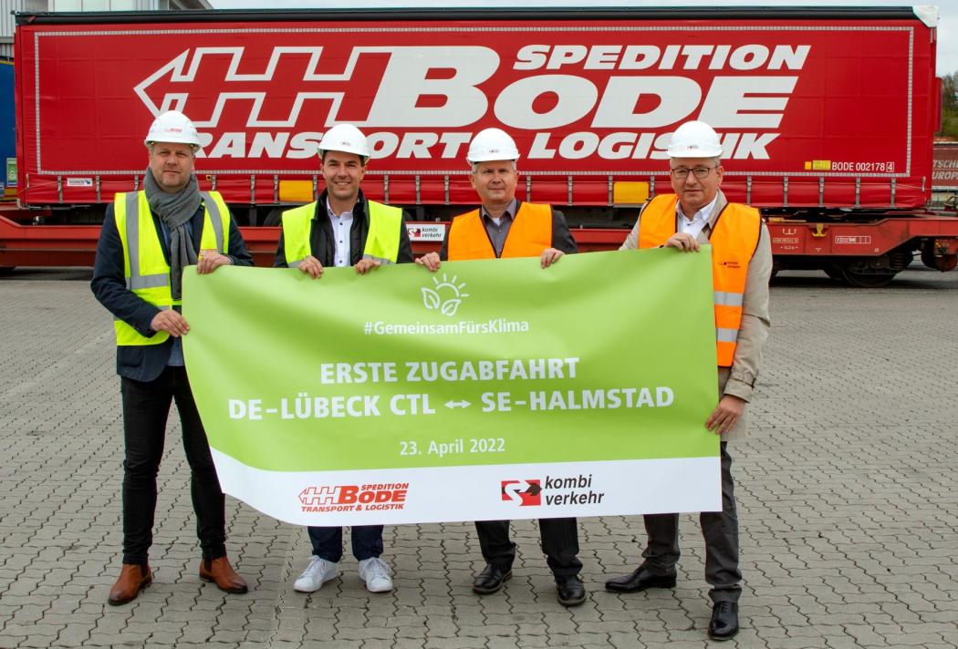 Neben Informationen zu bestehenden Netzwerken und Dienstleistungen bietet Kombiverkehr auf der Transport Logistic in München fachkundige Beratung zu spezifischen Transportanforderungen. (Foto: Kombiverkehr GmbH &amp;amp; Co. KG)