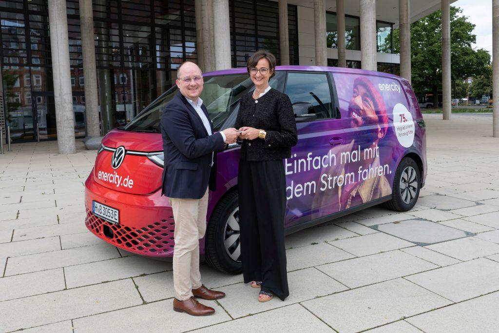 Service mit Buzz: Lars Krause (VWN) übergibt den 75. ID. Buzz Cargo an Aurélie Alemany (enercity). | Foto: VWN