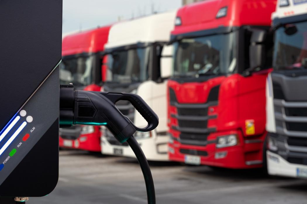 Einen Ladepunkt privat zur Verfügung stellen und los geht es: Die Kravag bietet zusammen mit Truck Charging per App ein privates Lademöglichkeitsnetzwerk für E-Lkw an. Foto: R+V/iStock Images