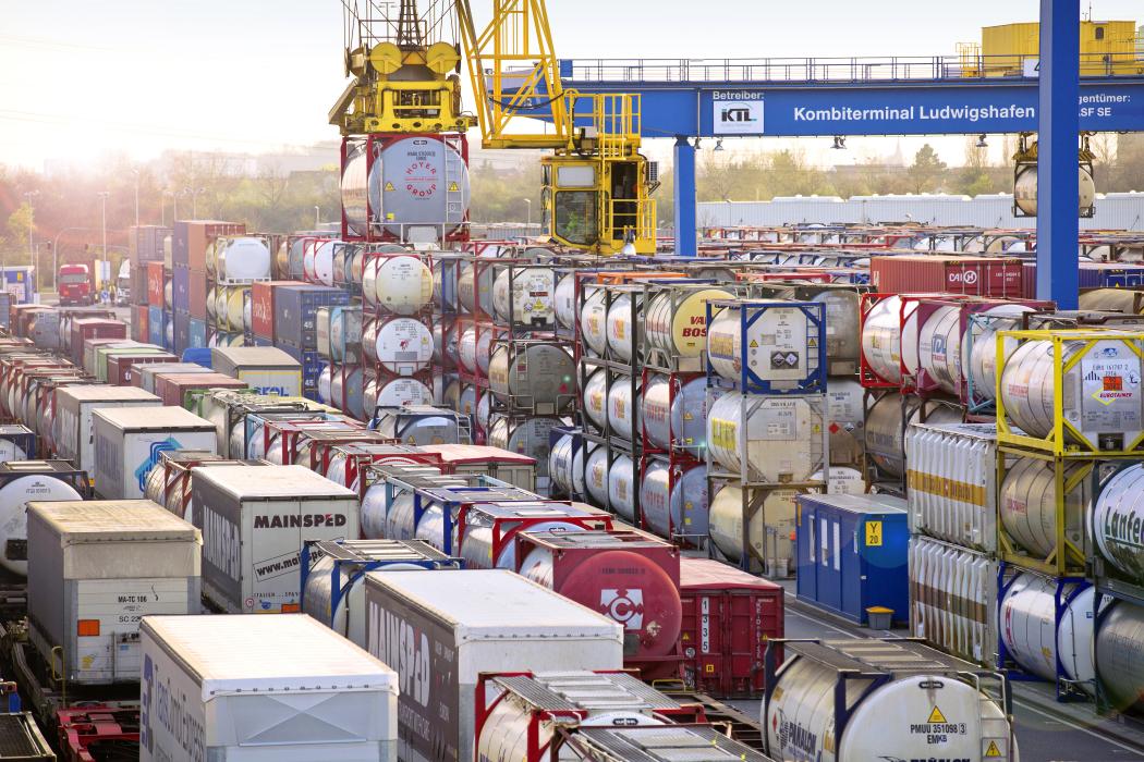 Kranung eines Tankcontainers am Terminal in Ludwigshafen – Schnittstelle zwischen Straße und Schiene im Kombinierten Verkehr. (Foto: Kombiverkehr)