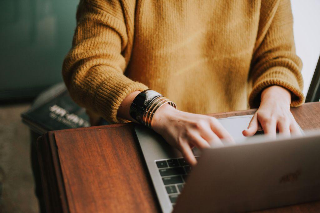 Laden in der Arbeit und zu Hause? Kann ganz einfach sein - samt Daten und Abrechnung am Rechner. | Foto: Christin Hume/Unsplash