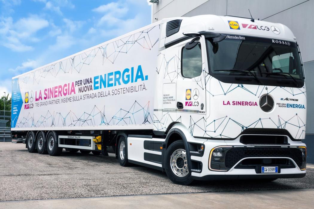 Lidl elektrifiziert sich: Das Unternehmen setzt den eActros 600 ab sofort während der Sommermonate ein, um Lidl-Filialen in Trentino-Südtirol und im Raum Gardasee zu beliefern. Foto: Daimler Truck Italia