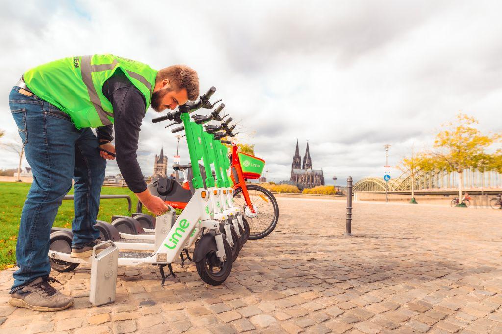 Das wertvollste Teil der Scooter: Die Akkus - hier beim Tausch in Köln. | Foto: Lime