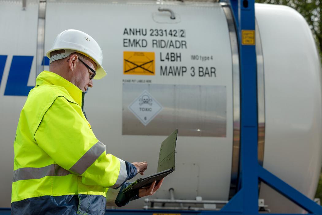 Ein Mitarbeiter prüft Gefahrgutinformationen am Terminal – künftig sollen solche Abläufe vollständig automatisiert über Schnittstellen und Apps erfolgen. (Foto: LKZ)