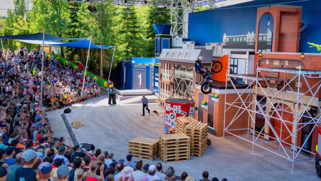 Ein internationaler Cast aus Trial-Bikern, Slackline-Artisten und erfahrenen Stunt-Skateboardern garantieren bei der neuen Lego City Sommershow spektakuläre Momente voller Adrenalin. | Foto: Legoland Deutschland Resort