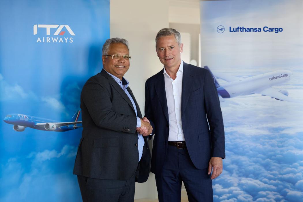 Lufthansa Cargo bietet ab Juni zusätzliche Beiladekapazitäten nach Italien an.  Im Bild (v.l.) Ashwin Bhat, Vorstandsvorsitzender von Lufthansa Cargo, und Jörg Eberhart, CEO und Geschäftsführer von ITA Airways. Foto: Lufthansa Cargo