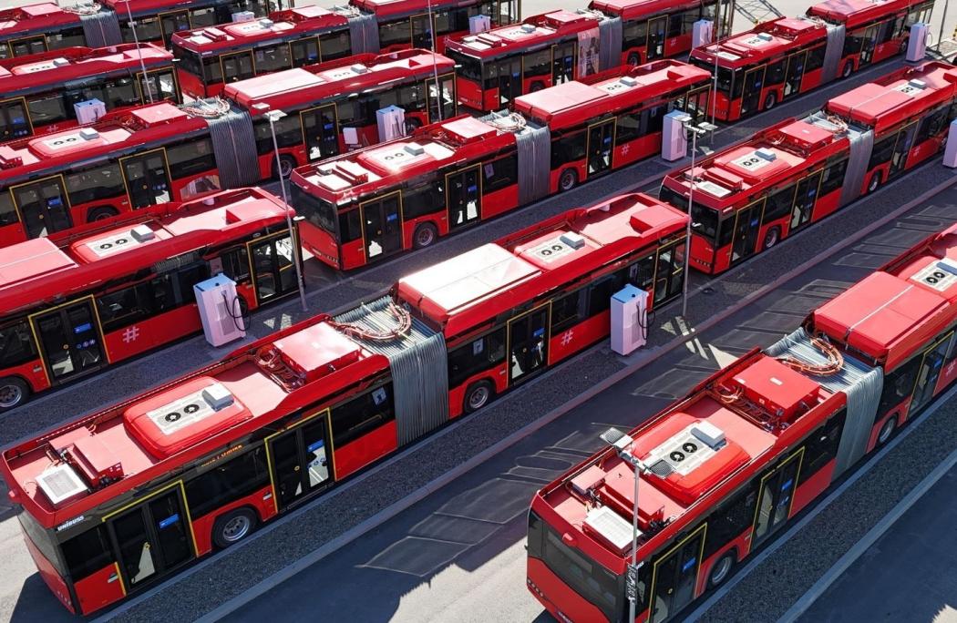 Elektrobusse an Schnellladestationen im Depot – zentrale Elemente moderner Infrastruktur für den emissionsfreien öffentlichen Nahverkehr. | Foto: Unibuss