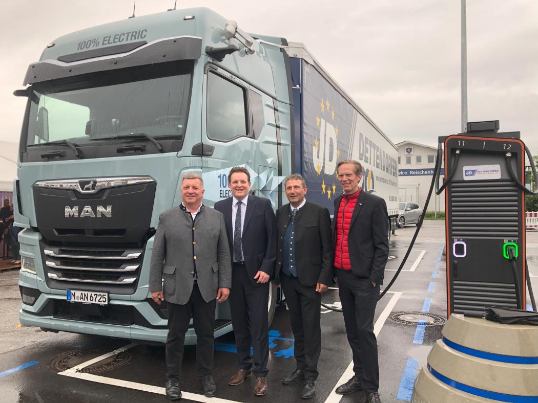 Der E-Truck von MAN ist gerade über den Brenner gefahren und am Ladepark am Inntaler Autohof in Raubling angekommen. Im Bild (v.l.): Christian Bernreiter, Bayerischer Staatsminister für Wohnen, Bau und Verkehr; Rene Zumtobel, Tiroler Landesrat für Verkehr, Umwelt- und Naturschutz; Georg Dettendorfer, Geschäftsführer der Spedition Dettendorfer; Dr. Frederik Zohm, Vorstand Forschung und Entwicklung bei MAN Truck and Bus. Foto: Huss Verlag/Sawary-Kohnen