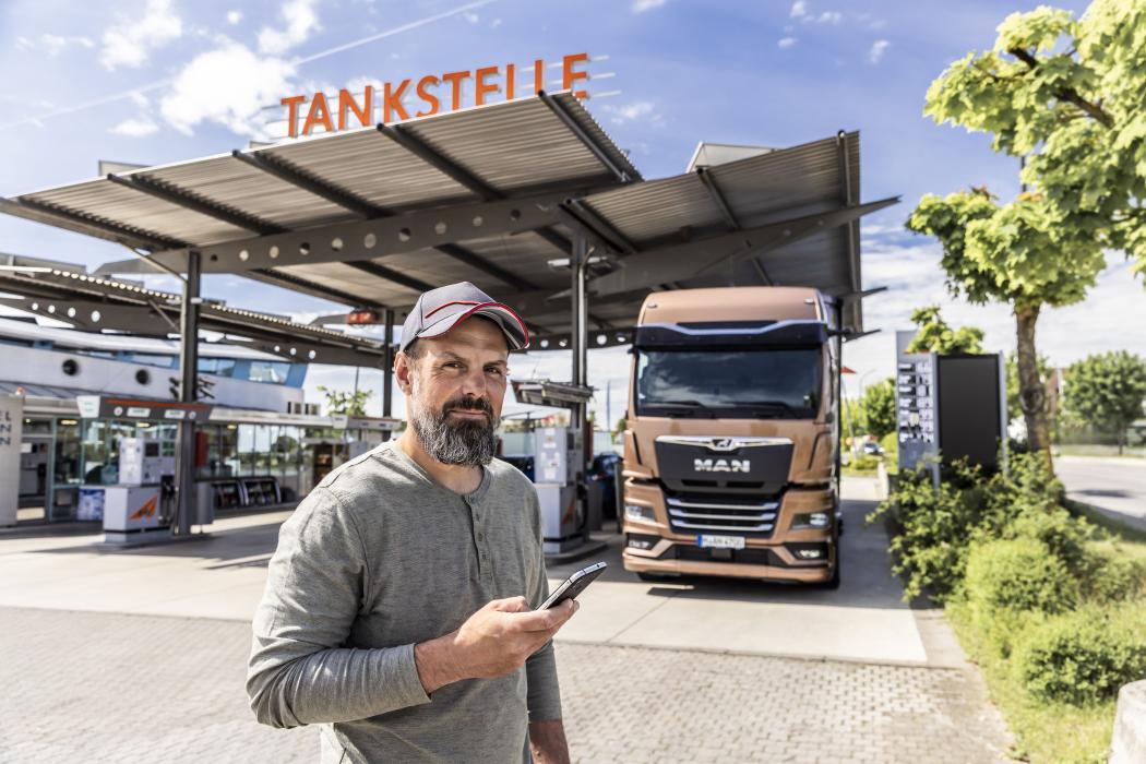 Im Zusammenspiel der MAN Driver App mit MAN SimplePay können sich Fahrer von MAN-Trucks sowie anderer Lkw-Marken an ausgewählten Akzeptanzstellen den Weg zur Kasse sparen, da die Transaktionen für das Tanken kontaktlos über die App abgewickelt werden können. (Foto: MAN Truck &amp;amp; Bus)