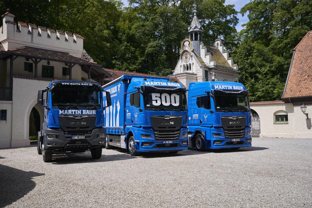 Bei der Übergabe des 500sten MAN Lkw waren unter anderem Eigentümer Martin Baur, Geschäftsführer Bernd Kempter, Friedrich Baumann, Vorstand Sales &amp;amp; Customer Solutions MAN Truck &amp;amp; Bus SE, Stefan Schall, Geschäftsführer Truck, Van &amp;amp; Used bei MAN Truck &amp;amp; Bus Deutschland teil. Foto: MAN Truck &amp;amp; Bus