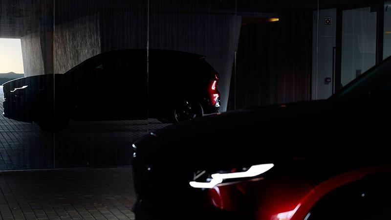 Bisher gibt es nur abgedunkelte Fotos, aber: Der CX-5 kommt noch 2025 neu. | Foto: Mazda