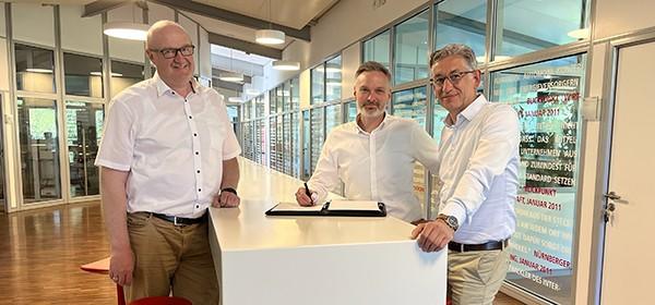 Christoph Epe (Geschäftsführung MENNEKES), Christopher Lehne (Geschäftsführung Charge-V) und Volker Lazzaro (Geschäftsführung Mennekes) bei der Vertragsunterschrift des Asset Deals. | Foto: Mennekes