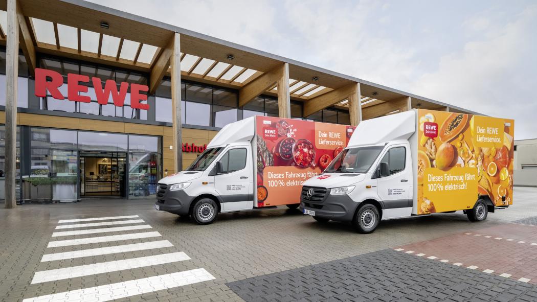 Die eSprinter-Fahrzeuge sind für den Rewe Lieferservice unterwegs. (Foto: Mercedes-Benz)