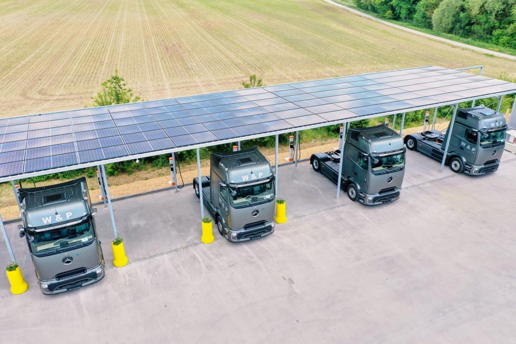 Die 20 Mercedes-Benz eActros 600 wurden bei der Eröffnungsfeier des Ladeparks übergeben. (Foto: Daimler Truck AG)