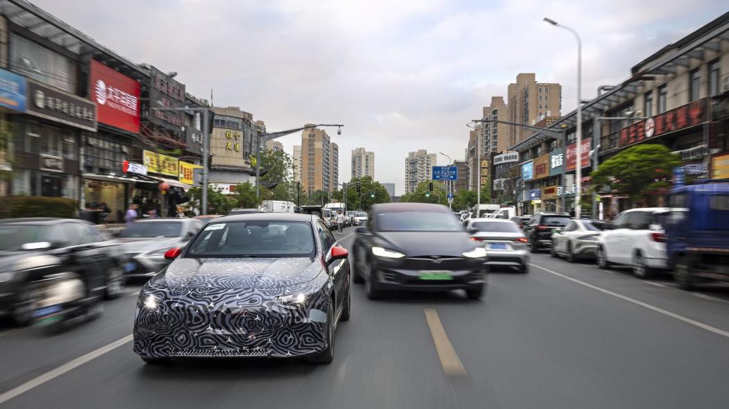 Schlägt sich schon sehr wacker im Shanghaier Stadtverkehr: CLA mit der jüngsten Automatisierungsstufe. | Foto: Mercedes-Benz
