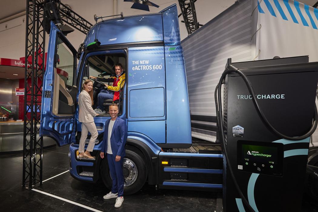 Im Bild Marc Hitschfeld, Chief Operations Officer des Unternehmensbereichs Post &amp;amp;amp; Paket Deutschland der DHL Group (oben), Sara Schiffer, Geschäftsführerin Hylane (Mitte) und Christian Wilz, Vorsitzender der Geschäftsleitung Mercedes-Benz Trucks &amp;amp;amp; Fuso bei Daimler Truck Deutschland (unten). Foto: Andreas Kusy