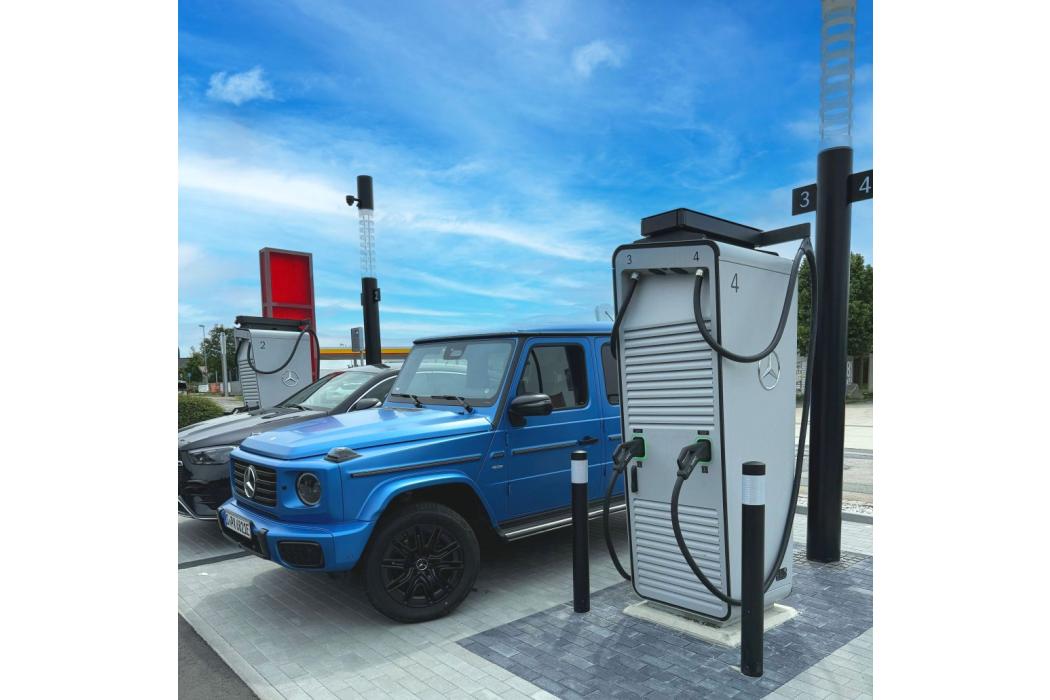 Laden unter einem guten Stern: In bester Anbindung an die Autohofinfrastruktur entstand der erste Ladepark im Rahmen der Kooperation zwischen Mercedes-Benz und 24-Autohöfe. | Foto: Mercedes-Benz