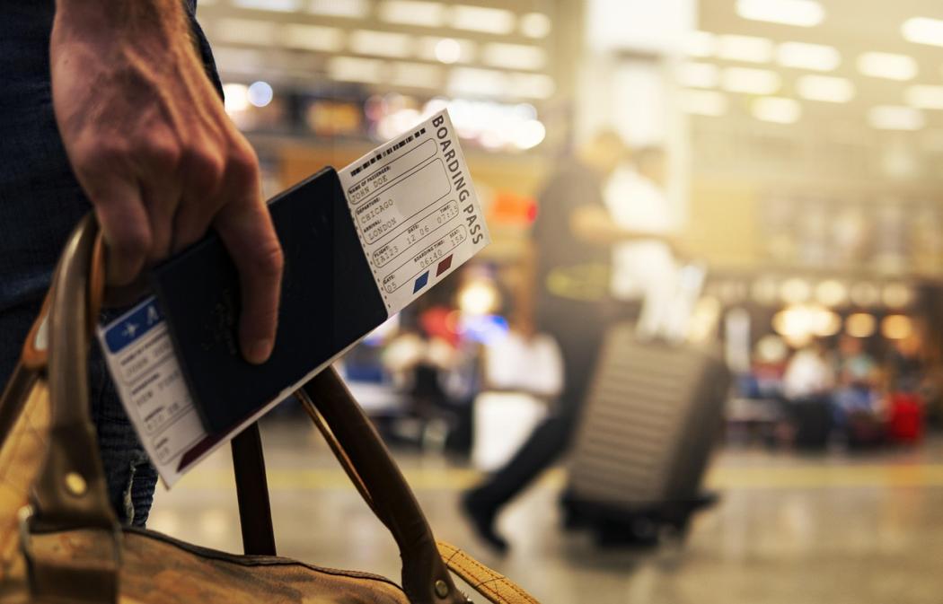 Für viele beginnt der Urlaub am Gate, für andere bleibt er Wunschdenken: Besonders Alleinerziehende und Familien mit mehreren Kindern kämpfen mit Reiseverzicht aus Kostengründen. | Bild: Joshua Woroniecki via Pixabay
