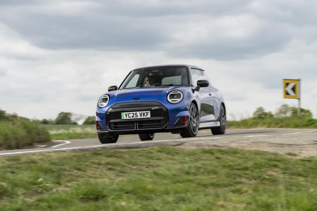 Rassiger Renner: Der Mini JCW ist wie üblich ziemlich aufgeschnalzt. | Foto: Mini