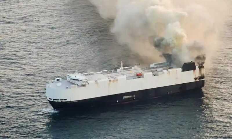 Die Morning Midas brennt unkontrolliert - ein Untergang des RoRo-Schiffs und eine damit einhergehende enorme Umweltbelastung ist sehr wahrscheinlich.| Foto: Car News China