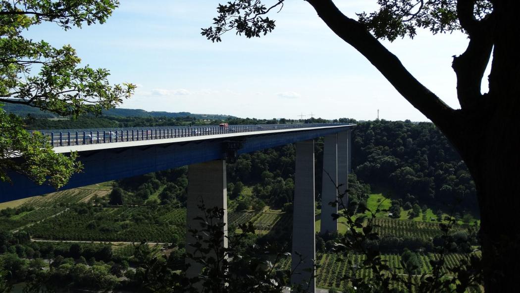 Nach Aussage von DBU-Generalsekretär Alexander Bonde entlastest es Verkehr, Umwelt und Gesundheit, wenn Schäden frühzeitiger repariert werden. (Symbolbild: Pixabay)