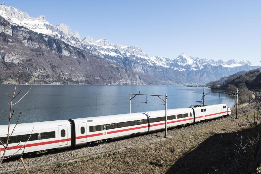Die Deutsche Bahn will mit einer neuen Trasse über Bergen die stark überlastete Verbindung entlasten und Kapazitäten im Schienennetz erweitern. | Foto: Pixabay