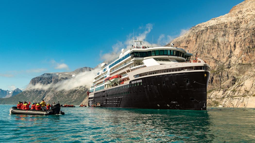 Expeditionsschiff von HX unterwegs in polaren Gewässern – an Bord finden wissenschaftliche Programme und Bildungsangebote für Reisende statt. | Foto: Schmetterling International/HX Hurtigruten Expeditions