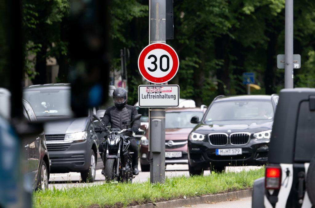 Statt Diesel-Fahrverbot: Ein Schild weist an Landshuter Allee am Mittleren Ring auf die Geschwindigkeitsbegrenzung von 30 km/h zur Luftreinhaltung hin. An der Landshuter Allee wurde lange bundesweit im Schnitt der höchste Wert des gesundheitsschädlichen Abgases Stickstoffdioxid gemessen. Auf einem rund 2,5 Kilometer langen Abschnitt des Mittleren Rings gilt daher nun Tempo 30. | Foto: Sven Hoppe/dpa 