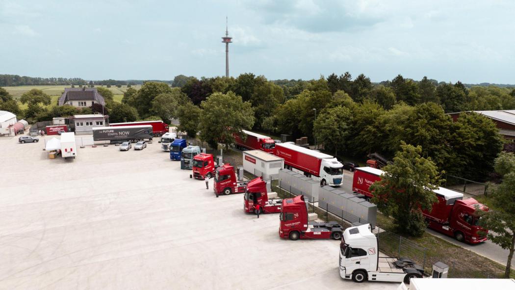 Flotte unter Strom: Auch im Fernverkehr setzt die Spedition aus Ostfriesland auf E-Trucks. | Foto: Nanno Janssen