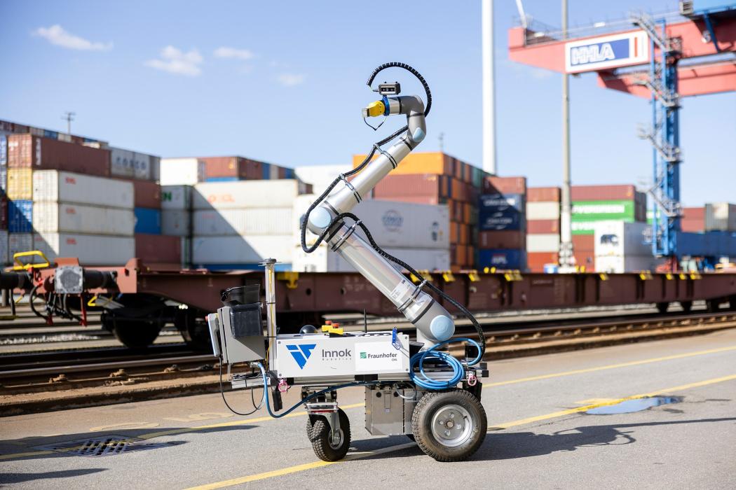 Im Bild ein mobiler Roboter zur Automatisierung: Das Umsetzen von Pins auf Containertragwagen am HHLA Container Terminal Tollerort. Foto: HHLA/Thies Rätzke