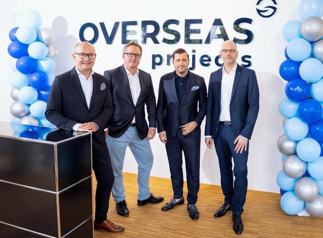 Feierlicher Auftakt in Mönchengladbach: Hans-Bernd Effing (Geschäftsführer der Overseas Projects), Dominik Lucius (CFO der FMS), Navid Thielemann (CEO der ThielemannGroup) und Heiko Voigt (CEO der FMS) feiern den Start der Overseas Projects GmbH – dem neuen Joint Venture für Projektlogistik. (Foto: ThielemannGroup )