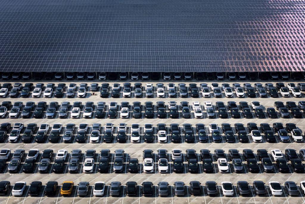 China hängt Europa ab: Neuwagen im Vertriebszentrum von Changan Auto. Die diskutierte Elektrifizierung von Flotten könnte den Premium-Marken das E-Geschäft beflügeln. Daher versteht die NGO T&amp;amp;E den Widerstand der CDU und EVP nicht. | Foto: dpa/UncreditedChinaTopixAP