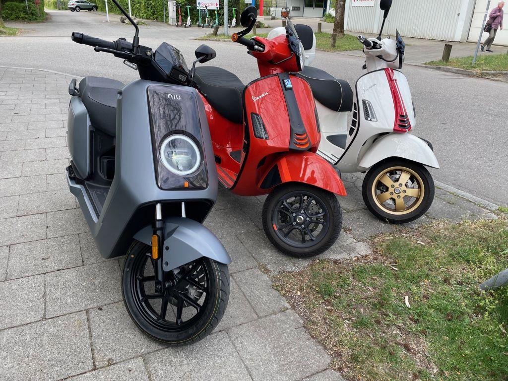 Fährt sich wie Zukunft: Der Niu NQiX im Vergleich mit klassischen Verbrenner-Vespas. | Foto. 