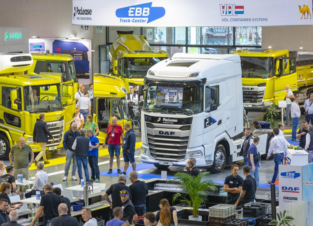 Trade visitors exchanging ideas at NUFAM: The EBB Truck-Center's communal booth showcases the latest DAF models and vehicle solutions for freight transport at the commercial vehicle trade fair in Karlsruhe. (Photo: Jürgen Rösner/Messe Karlsruhe)