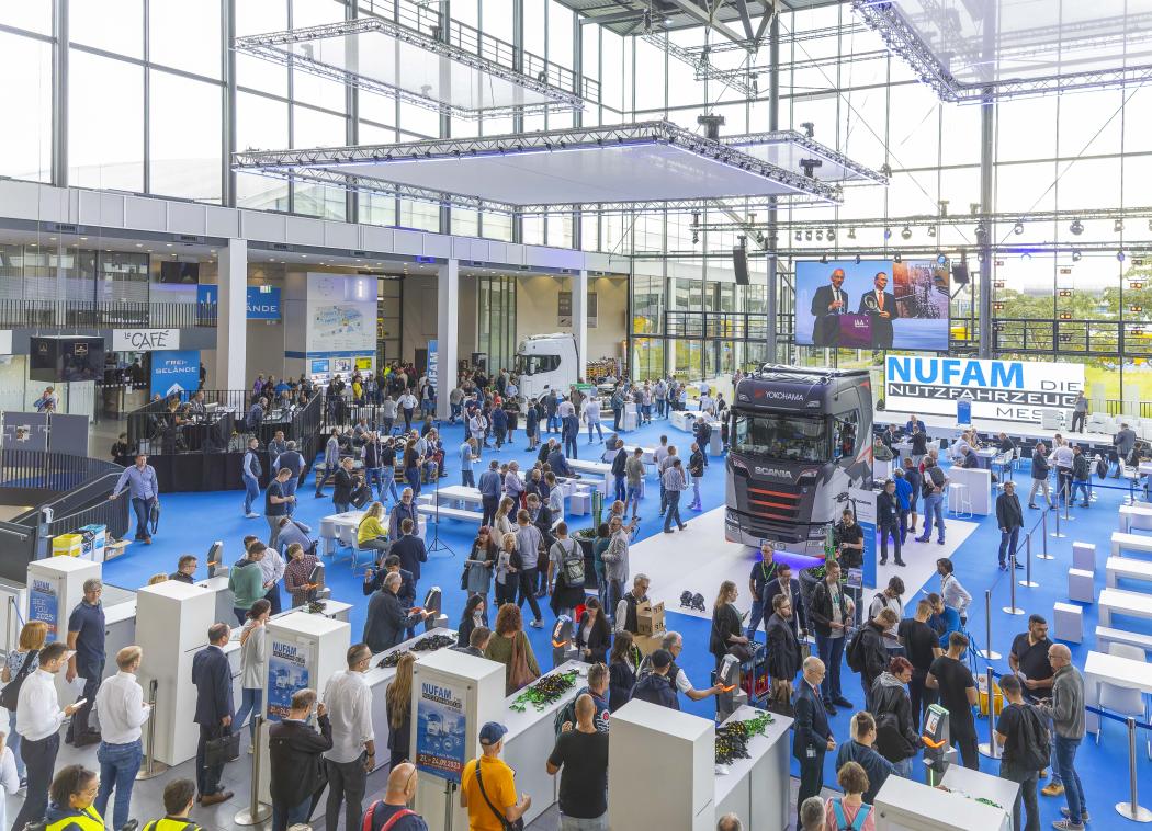 Die ersten Besucher strömen in die Hallen der NUFAM 2023. | Foto: Jürgen Rösner/Messe Karlsruhe