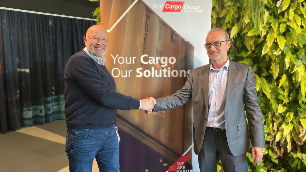 Die beiden Unternehmen wollen das EUR-Palettensystem als globalen Standard etablieren. Im Bild Bart Meijnen, CEO Pallet Control Tower, und Thomas Metlich, Koordinator EUR-Palette ÖBB. Foto: ÖBB Rail Cargo