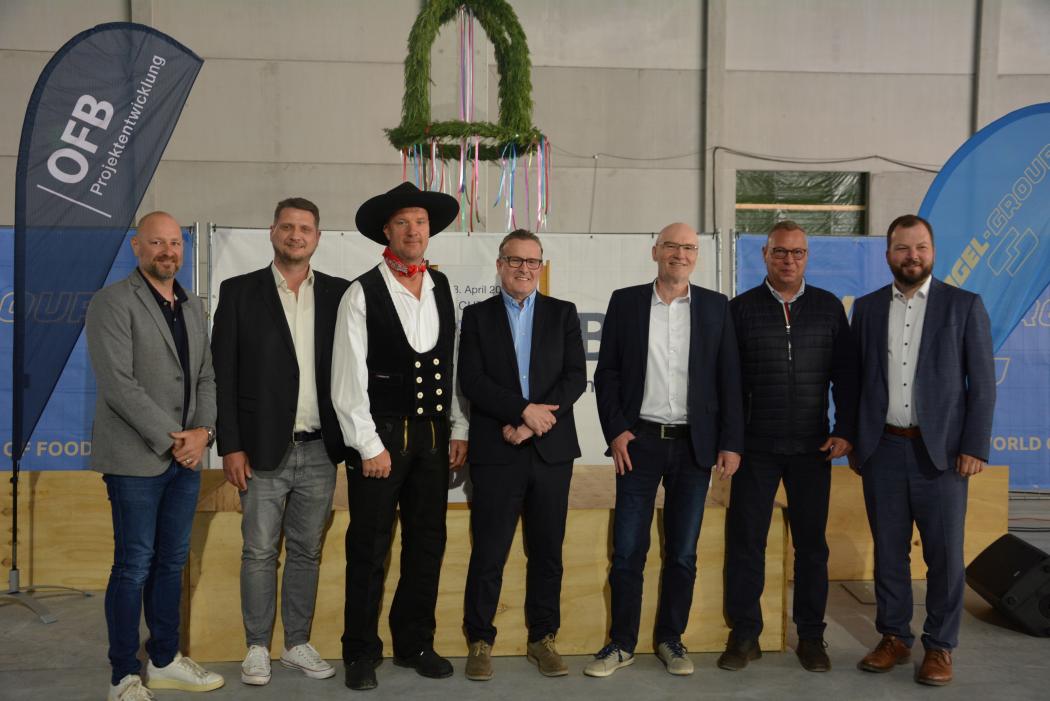 Feierten das neue Logistikzentrum in Gotha/Emleben (v.l.): Michael Hora, Head of Real Estate Projects, Nagel Group Logistics, Philipp Kalisch, Bürgermeister Emleben, Marco Wartmann, Polier Max Bögl, André Pleines, Executive Director Real Estate, Nagel Group, Ralph Holeschovsky, Niederlassungsleiter OFB Projektentwicklung, Michael Beyer, Projektleiter OFB, Landrat Onno Eckert, Landkreis Gotha. Foto: OFB