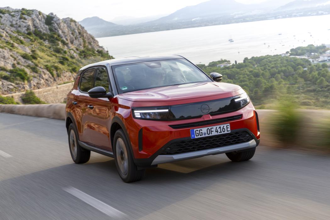 Auch mal in die Ferne schweifen: Mit 408 Kilometer wird der Frontera deutlich reisetauglicher, was er karosserieseitig auch wäre. | Foto: Opel