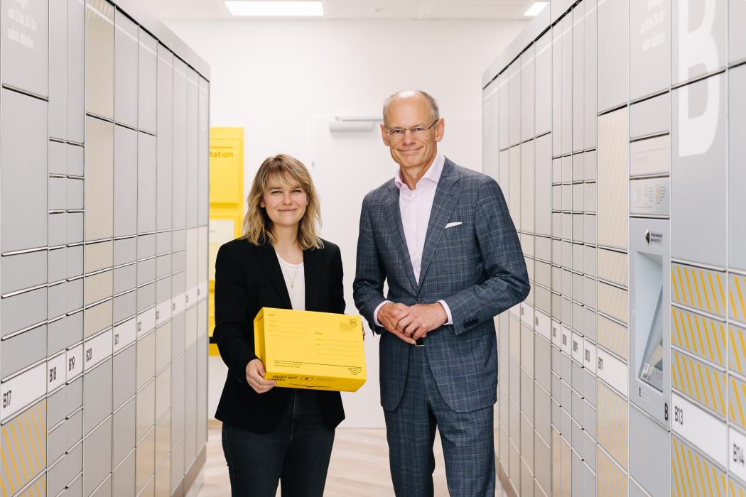 Stefanie Lamp, Bezirksvorsteherin von Wien-Ottakring, und Walter Oblin, Generaldirektor der Österreichischen Post AG, haben die neue 24/7-SB-Filiale in Ottakring eröffnet. Foto: Österreichische Post AG