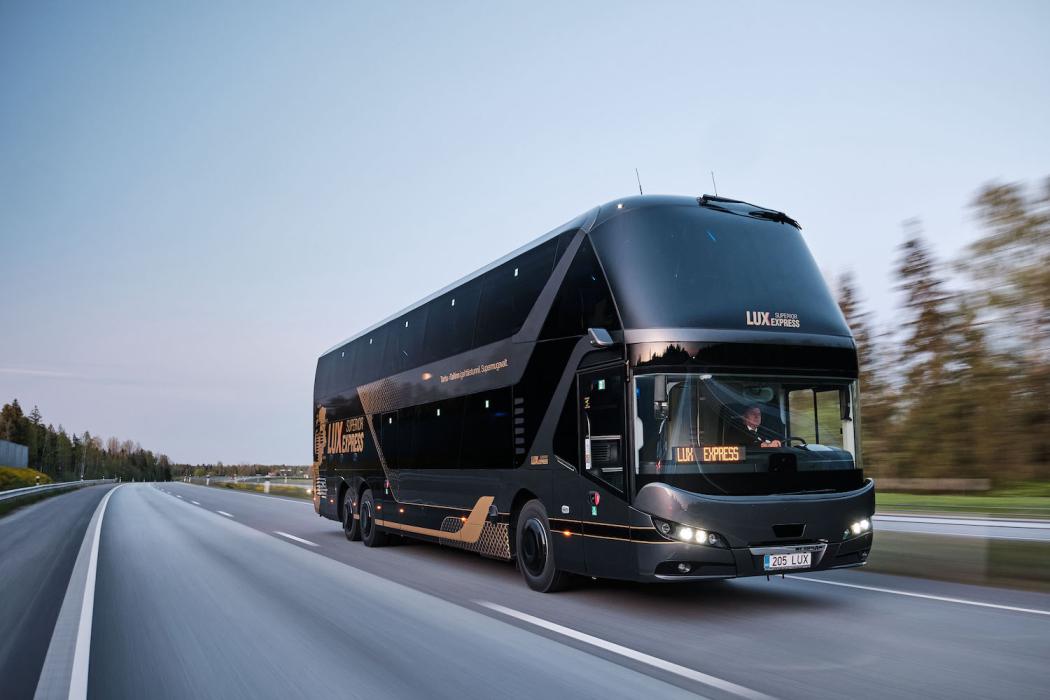 MAN Truck &amp;amp; Bus hat neun Neoplan Skyliner an das Fernbusunternehmen Lux Express übergeben. Die Doppelstockbusse sind ab sofort täglich auf der vielbefahrenen Strecke zwischen Tallinn und Tartu in Estland unterwegs. (Foto: MAN Truck &amp;amp; Bus)