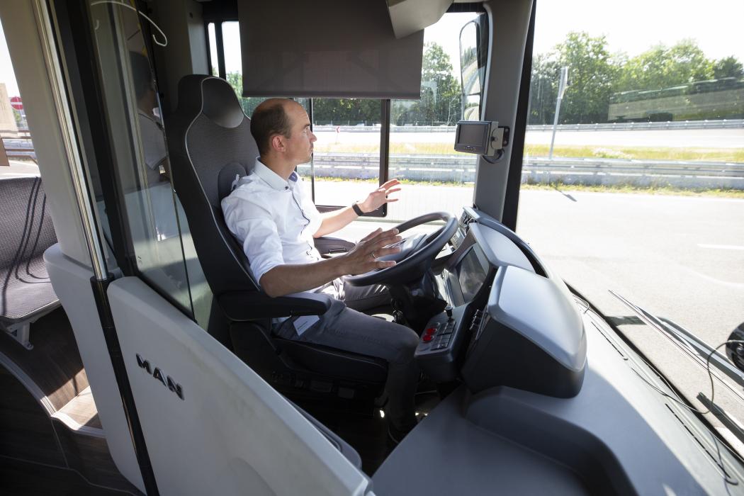 Fahrer im Überwachungsmodus: Im Testbetrieb wird das automatisierte Fahren weiterhin durch Sicherheitsfahrer begleitet.