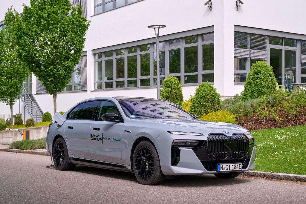 BMW hat erstmals Feststoffakkus in einen i7 integriert, der jetzt Praxistests fährt. | Foto: BMW