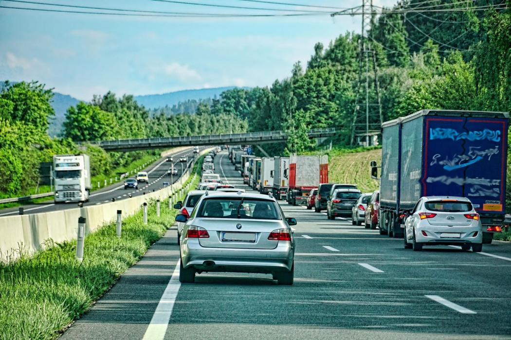 Bei der Menge an Staustunden sollten eigentlich mittlerweile die dort geltenden Regeln bekannt sein. Laut der Verti Versicherung AG verhalten sich allerdings noch immer viele im Stau falsch - mit teils gefährlichen oder sogar strafbaren Konsequenzen. (Symbolbild: Pixabay)